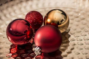 Eine klassisch, elegante Kombination: Rote und goldene Weihnachtskugeln