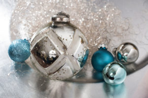 Weihnachtskugeln Bauernsilber mit blau-türkisen Mini-Kugeln.